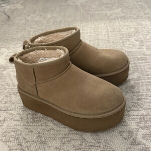 Platform Uggs in Sand